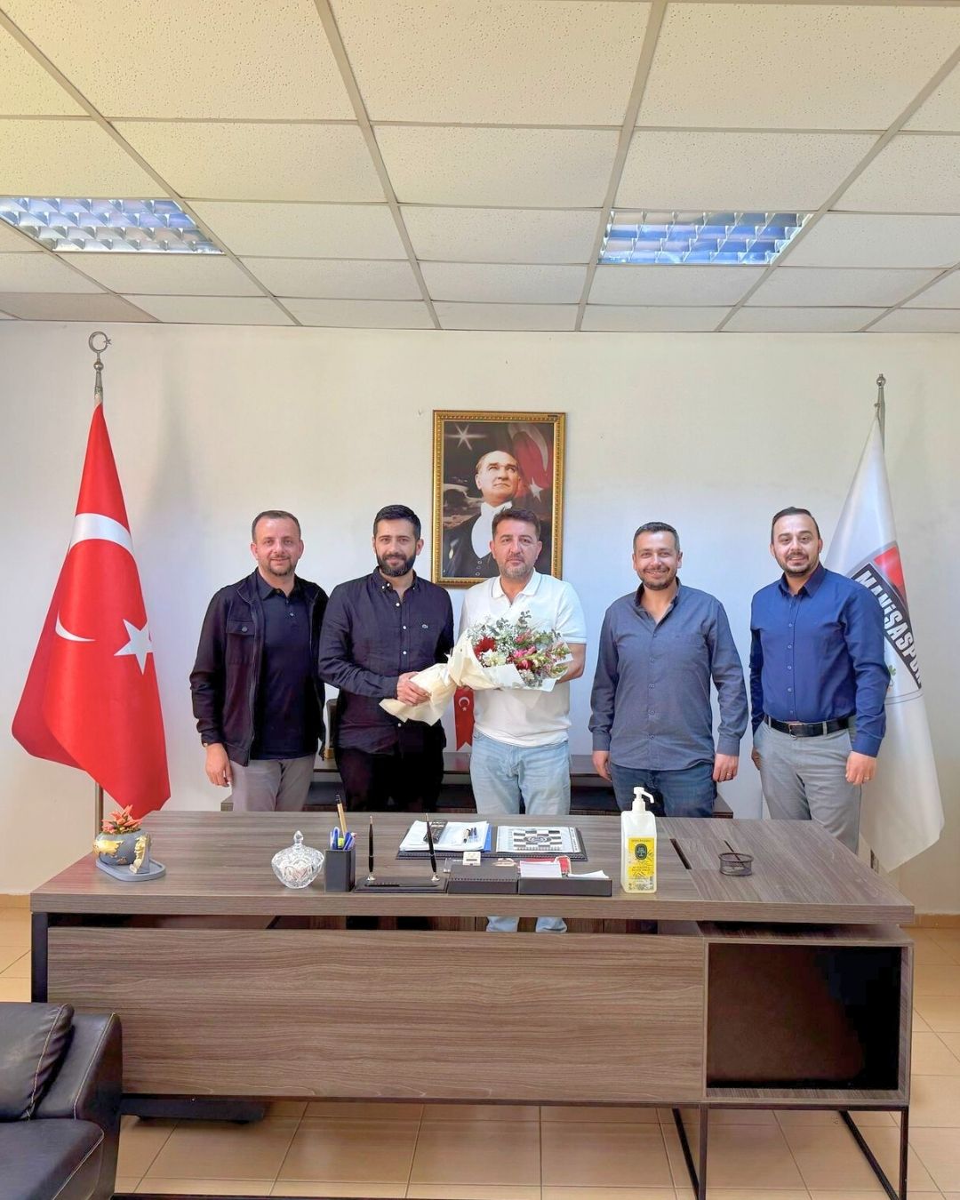 Manisaspor Başkanı Sayın Gencay Esendağ'ı makamında ziyaret ettik.