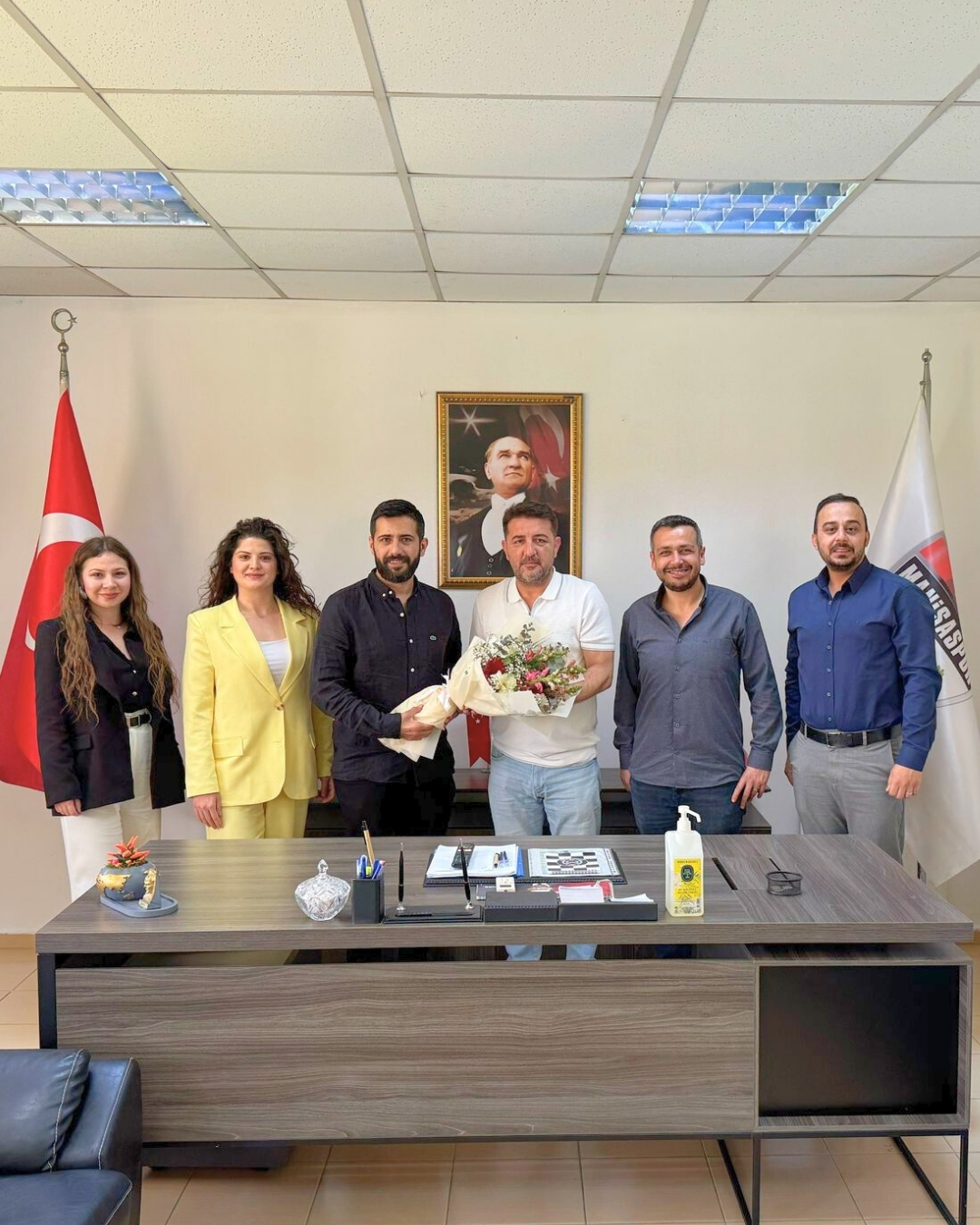 Manisaspor Başkanı Sayın Gencay Esendağ'ı makamında ziyaret ettik.